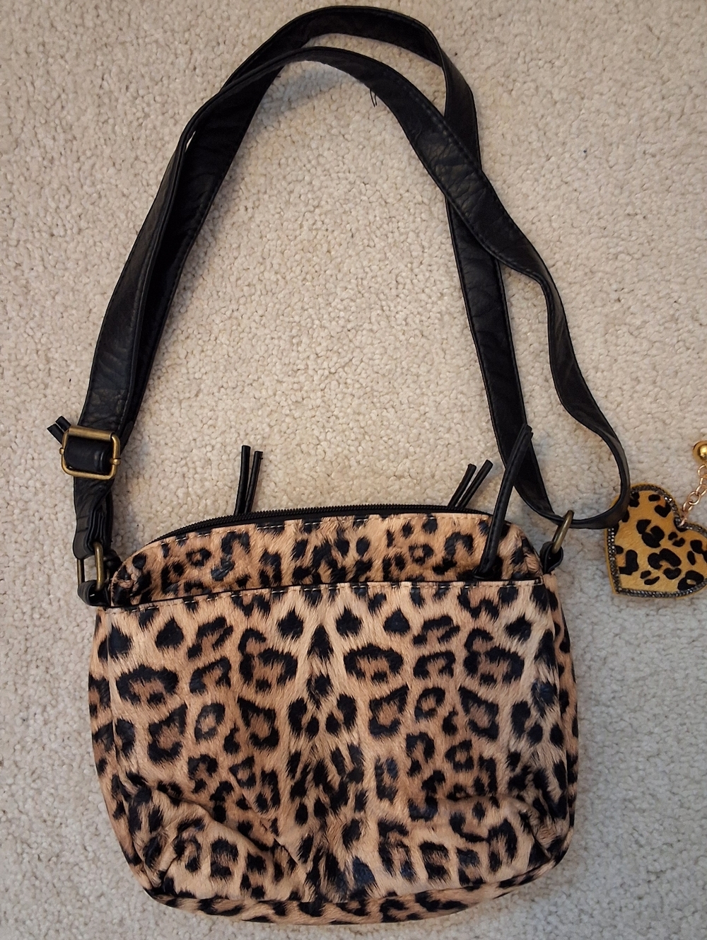 Bueno, NWOT, Leopard Print Crossbody Bag with Black Strap + Keychain - Picture 7 of 8